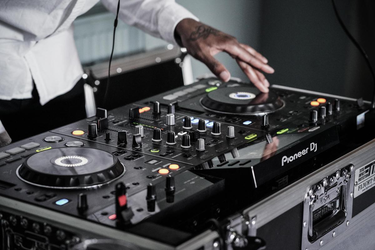 Top tips for working with your wedding DJ